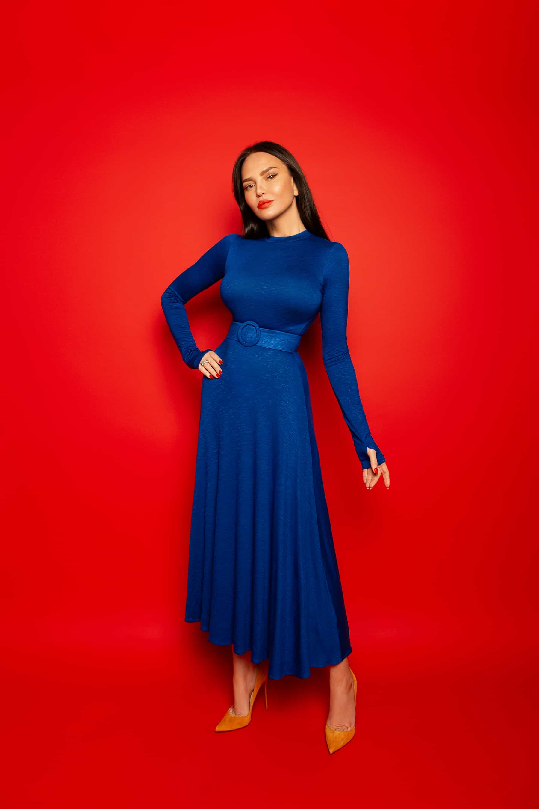 Blue knitted fitted dress with long sleeves and belt